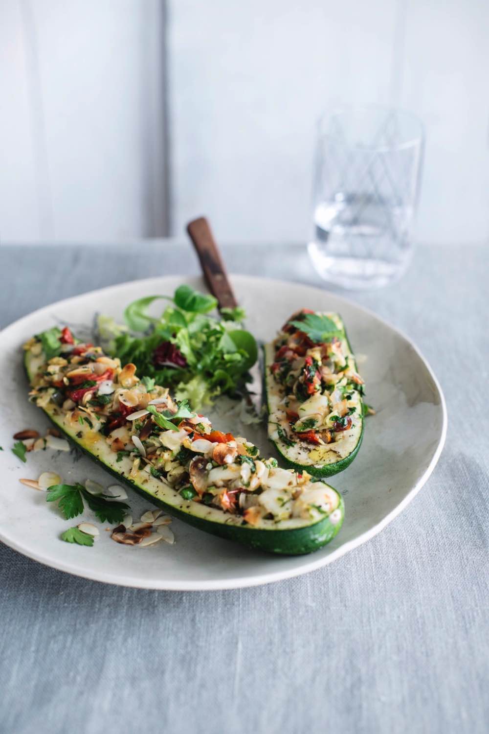 Recept Sandra Bekkari: Gevulde courgettes met zongedroogde tomaten, fetakaas en amandelschilfers