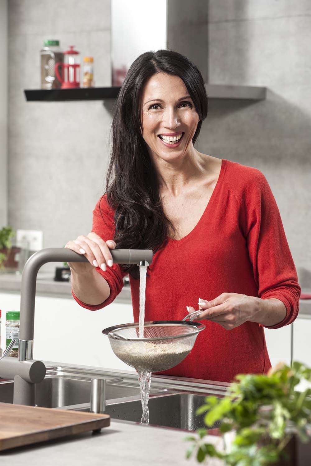 Recept: Opgevulde puntpaprika met Gandaham, quinoa, rozijnen, zongedroogde tomaat en salade
